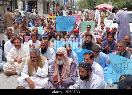 Hyderabad, Pakistan. 02nd juin 2023. Les membres de l'Association des greffiers du Pakistan (APCA) tiennent une manifestation contre le chômage massif, l'augmentation du prix des produits d'usage quotidien et la hausse du prix de l'inflation, vendredi au club de presse de Quetta, 2 juin 2023. Credit: Asianet-Pakistan/Alamy Live News Banque D'Images