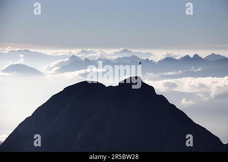 Une vue impressionnante d'une montgolfière qui part d'un sommet enneigé des Alpes bavaroises en Allemagne Banque D'Images