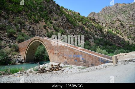 Le pont Zeril à Van, en Turquie, a été construit au siècle 17th. Banque D'Images