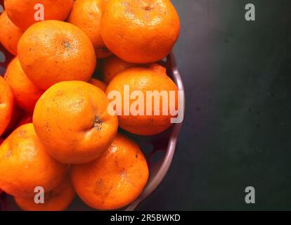 L'orange est un fruit de diverses espèces d'agrumes de la famille des Rutaceae. Banque D'Images