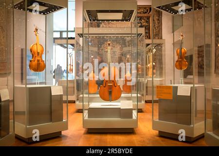 OXFORD, Royaume-Uni - 10 janvier 2023. Violons exposés au musée Ashmolean, Oxford, Royaume-Uni Banque D'Images