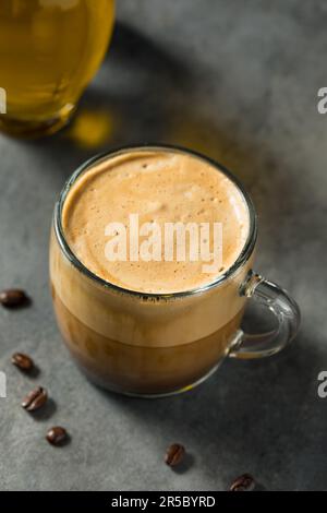 Café à l'huile d'olive oléato dans une tasse Banque D'Images