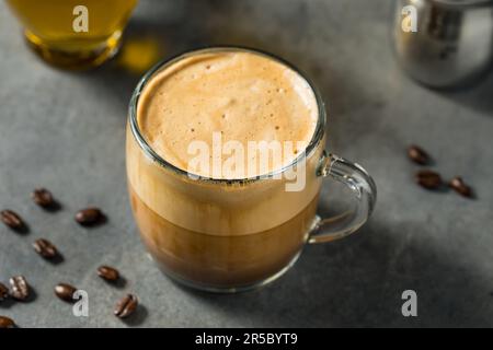 Café à l'huile d'olive oléato dans une tasse Banque D'Images