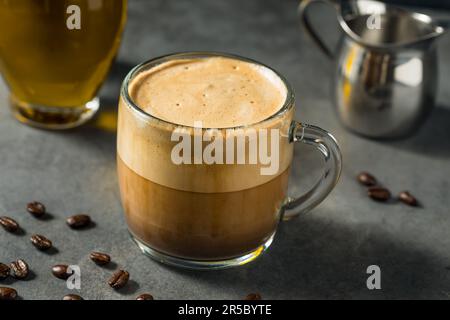 Café à l'huile d'olive oléato dans une tasse Banque D'Images