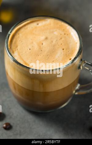 Café à l'huile d'olive oléato dans une tasse Banque D'Images