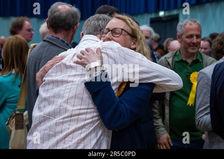 Maidenhead, Royaume-Uni. 5th mai 2023. Le démocrate libéral Cllr Mark Wilson est félicité par Cllr Karen Davies après avoir été élu à Eton et à Castle lors des élections locales pour le Royal Borough de Windsor et Maidenhead. Les conservateurs ont perdu le contrôle de Windsor et de Maidenhead au profit des libéraux-démocrates après 16 ans. Crédit : Mark Kerrison/Alamy Live News Banque D'Images