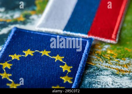 Drapeaux de l'Union européenne et de la Russie, concept, relations diplomatiques et économiques tendues entre les pays, relations mutuelles de l'est et de l'Ouest Banque D'Images