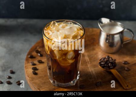 Café glacé santé maison avec lait d'avoine Banque D'Images