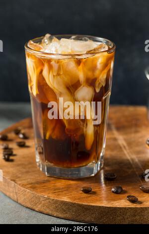 Café glacé santé maison avec lait d'avoine Banque D'Images