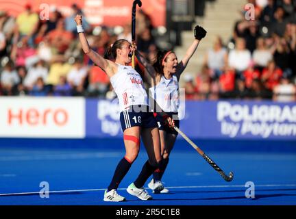 Giselle Ansley (à gauche) et Laura Unsworth, en Grande-Bretagne, célèbrent l'objectif de Hannah Martin, coéquipier (non représenté), lors du match des femmes de la FIH Hockey Pro League à Lee Valley, Londres. Date de la photo: Vendredi 2 juin 2023. Banque D'Images