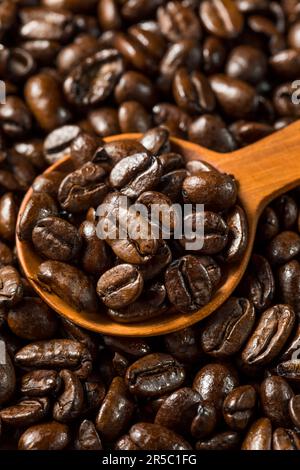 Grains de café espresso rôtis bio dans un bol Banque D'Images