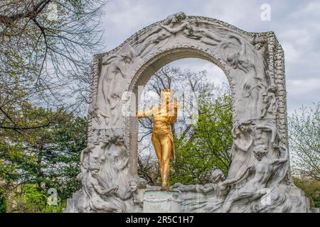 vienne, autriche. 9 avril 2023, monument présentant une statue de bronze du musicien légendaire Johann Strauss II, doré, à stadtpark à vienne, au Banque D'Images