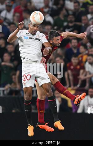 Budapest, Hongrie. 31st mai 2023. Puskas Arena, 30.05.23 Fernando (20 Sevilla) et Bryan Cristante (4 Roma) lors de la finale 2023 de l'UEFA Europa League entre Séville et Roma à Puskas Arena à Budapest, Hongrie Soccer (Cristiano Mazzi/SPP) Credit: SPP Sport Press photo. /Alamy Live News Banque D'Images