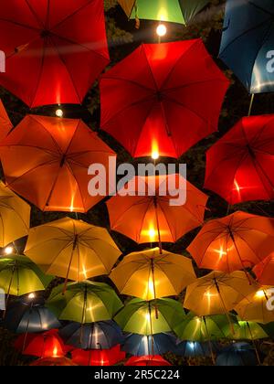 Une gamme de parasols vibrants suspendus dans l'air Banque D'Images