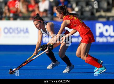 Laura Unsworth (à gauche), en Grande-Bretagne, lutte pour le ballon avec Yang Chen, en Chine, lors du match des femmes de la FIH Hockey Pro League à Lee Valley, Londres. Date de la photo: Vendredi 2 juin 2023. Banque D'Images