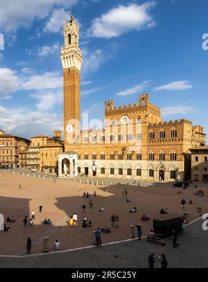 Sienne, province de Sienne, Toscane, Italie. Le Palazzo Pubblico avec la Torre de Mangia vue de l'autre côté de la Piazza del Campo. Le centre historique de Sienne Banque D'Images