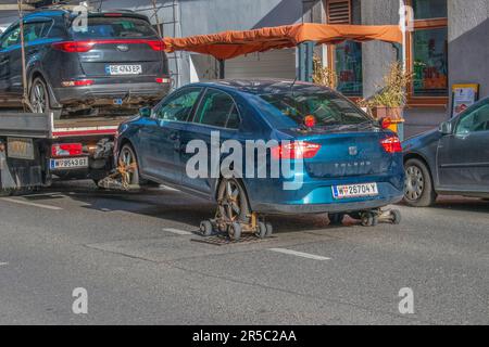 vienne, autriche. le 5 avril 2023, une voiture est remorquée par camion depuis un parking public Banque D'Images