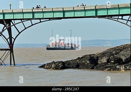 Clevedon, Royaume-Uni. 02nd juin 2023. Un après-midi très chaud, le seul dernier steamer de Worlds est vu ramasser des files d'attente de passagers de Clevedon Pier, le seul quai opérationnel de grade 1 en Angleterre. Crédit photo : Robert Timoney/Alay Live News Banque D'Images