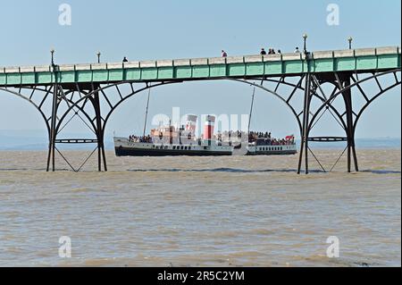 Clevedon, Royaume-Uni. 02nd juin 2023. Un après-midi très chaud, le seul dernier steamer de Worlds est vu ramasser des files d'attente de passagers de Clevedon Pier, le seul quai opérationnel de grade 1 en Angleterre. Crédit photo : Robert Timoney/Alay Live News Banque D'Images