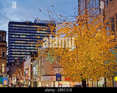 Royaume-Uni, West Yorkshire, Leeds, en regardant le long de Kirkgate et commercial Street jusqu'au Pinnacle Building. Banque D'Images