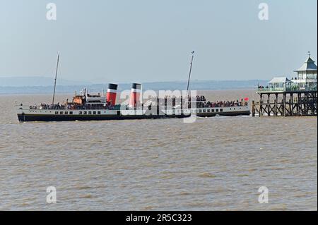 Clevedon, Royaume-Uni. 02nd juin 2023. Un après-midi très chaud, le seul dernier steamer de Worlds est vu ramasser des files d'attente de passagers de Clevedon Pier, le seul quai opérationnel de grade 1 en Angleterre. Crédit photo : Robert Timoney/Alay Live News Banque D'Images