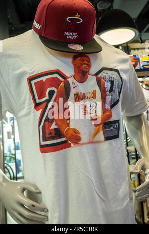 Marchandise de marque au magasin phare de la NBA, 545 Fifth Avenue, New York City, USA 2023 Banque D'Images