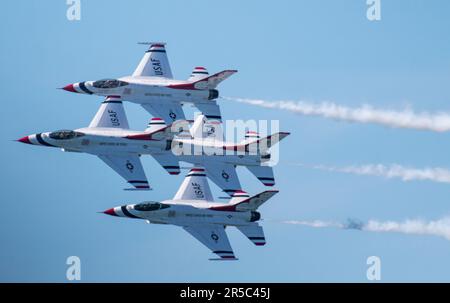 Wantagh, New York, Etats-Unis - 26 mai 2023 : équipe de démonstration de Thunderbird de la United States Air Force effectuant la formationdu diamant volant latéralement à an Banque D'Images