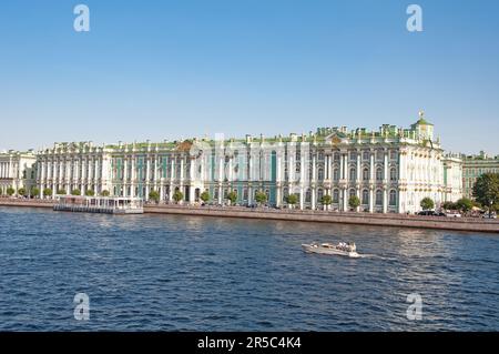 St. Petersbourg, Russie - 25 août 2022 : bateau de plaisance navigue le long de la Neva, près du Palais d'hiver de l'Hermitage. Banque D'Images