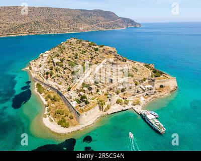 Vue sur la forteresse de l'île de Spinalonga avec mer calme. Ancienne forteresse vénitienne et ancienne colonie de lépreux. Banque D'Images