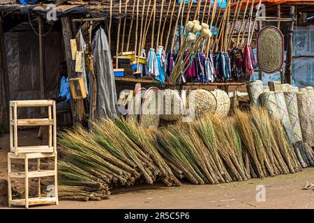 Vente de brosses, balais et articles en osier à Matawale, Malawi Banque D'Images
