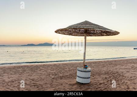 Vue sur la mer calme et magnifique au coucher du soleil. Concept vacances et voyages. Banque D'Images