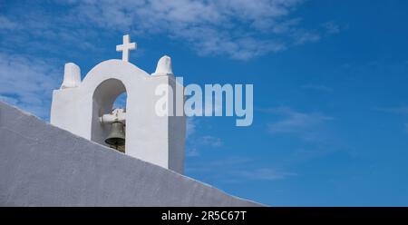 Petit beffroi d'église orthodoxe, toit de chapelle de couleur blanche sur fond ciel bleu clair, Grèce Banque D'Images