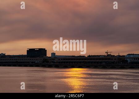 Vue sur la Garonne et le bord de la rivière au coucher du soleil à Bordeaux Banque D'Images