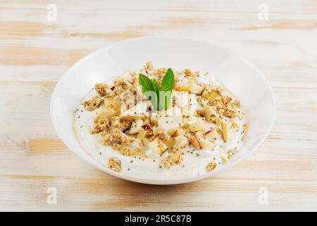 Assiette de Βreakfast avec yaourt, fruits et flocons. Concept d'alimentation saine. Banque D'Images