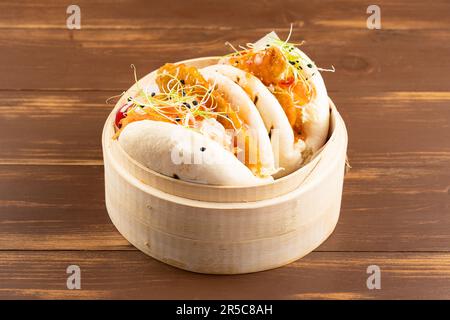 Petits pains Bao, petits pains cuits à la vapeur avec du poulet et des légumes. Cuisine asiatique. Banque D'Images