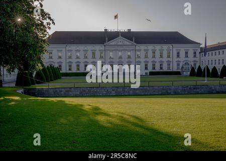 Sur 2 juin 2023, perchée sur les rives de la Spree dans le pittoresque quartier Tiergarten de Berlin, le Palais Bellevue (Schloss Bellevue) est la résidence officielle du Président de l'Allemagne depuis 1994. Ce magnifique Schloss, situé près de la colonne de la victoire de Berlin et niché le long de la limite nord du parc tentaculaire du Großer Tiergarten, tire son nom de l'expression française « belle vue ». Le palais royal offrait un panorama enchanteur sur la Spree, tandis qu'il serrait avec élégance dans la ville, offrant un cadre approprié pour son rôle prestigieux dans la politique allemande A. Banque D'Images