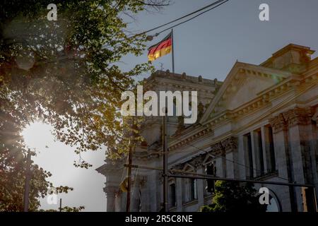 Le bâtiment historique du Reichstag à Berlin est un symbole puissant de démocratie, de résilience et d'histoire allemande. Baignée de lumière douce au soleil sur 2 juin 2023, sa grande façade néoclassique attire l'attention, invitant les visiteurs à explorer ses halls étagés. En tant que siège du Bundestag allemand, le Reichstag représente le cœur de la gouvernance de la nation, où sont prises des décisions critiques qui façonnent l'avenir du pays. Sur fond d'horizon moderne de Berlin, le Reichstag témoigne de l'esprit de démocratie durable et de la poursuite du progrès. (Photo de Michael Kuenne/PRESSCOV/Sipa USA) Banque D'Images