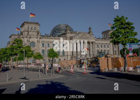 Le bâtiment historique du Reichstag à Berlin est un symbole puissant de démocratie, de résilience et d'histoire allemande. Baignée de lumière douce au soleil sur 2 juin 2023, sa grande façade néoclassique attire l'attention, invitant les visiteurs à explorer ses halls étagés. En tant que siège du Bundestag allemand, le Reichstag représente le cœur de la gouvernance de la nation, où sont prises des décisions critiques qui façonnent l'avenir du pays. Sur fond d'horizon moderne de Berlin, le Reichstag témoigne de l'esprit de démocratie durable et de la poursuite du progrès. (Photo de Michael Kuenne/PRESSCOV/Sipa USA) Banque D'Images