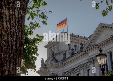 Le bâtiment historique du Reichstag à Berlin est un symbole puissant de démocratie, de résilience et d'histoire allemande. Baignée de lumière douce au soleil sur 2 juin 2023, sa grande façade néoclassique attire l'attention, invitant les visiteurs à explorer ses halls étagés. En tant que siège du Bundestag allemand, le Reichstag représente le cœur de la gouvernance de la nation, où sont prises des décisions critiques qui façonnent l'avenir du pays. Sur fond d'horizon moderne de Berlin, le Reichstag témoigne de l'esprit de démocratie durable et de la poursuite du progrès. (Photo de Michael Kuenne/PRESSCOV/Sipa USA) Banque D'Images