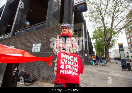 Londres, Royaume-Uni. 2nd juin 2023. Une femme qui vend des sacs « Mick Lynch 4 Premier ministre » à la ligne de piquetage alors que les travailleurs du rail font la grève de 24 heures. Crédit : ZUMA Press, Inc./Alay Live News Banque D'Images