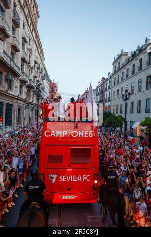 Séville 2 les fans du FC de Séville de juin lors de la célébration de l'Europa League (Lorena Martin/SPP) crédit: SPP Sport Press photo. /Alamy Live News Banque D'Images