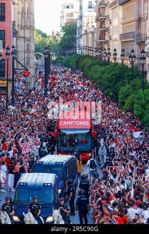 Séville 2 les fans du FC de Séville de juin lors de la célébration de l'Europa League (Lorena Martin/SPP) crédit: SPP Sport Press photo. /Alamy Live News Banque D'Images