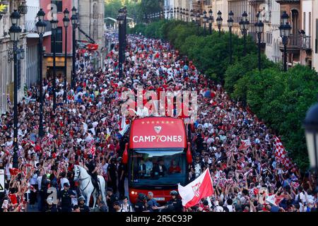 Séville 2 les fans du FC de Séville de juin lors de la célébration de l'Europa League (Lorena Martin/SPP) crédit: SPP Sport Press photo. /Alamy Live News Banque D'Images