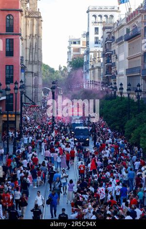 Séville 2 les fans du FC de Séville de juin lors de la célébration de l'Europa League (Lorena Martin/SPP) crédit: SPP Sport Press photo. /Alamy Live News Banque D'Images