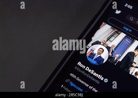 Ron DeSantis compte Twitter 7seen sur un écran d'iPhone. Ronald Dion DeSantis est un homme politique américain qui occupe depuis 2019 le poste de gouverneur de la Floride en 46th Banque D'Images