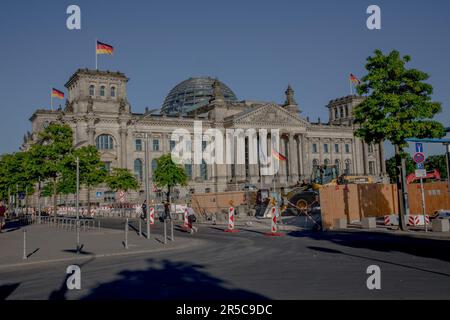 2 juin 2023, Berlin, Allemagne : le bâtiment historique du Reichstag à Berlin est un symbole puissant de démocratie, de résilience et d'histoire allemande. Baignée de lumière douce au soleil sur 2 juin 2023, sa grande façade néoclassique attire l'attention, invitant les visiteurs à explorer ses halls étagés. En tant que siège du Bundestag allemand, le Reichstag représente le cœur de la gouvernance de la nation, où sont prises des décisions critiques qui façonnent l'avenir du pays. Sur fond d'horizon moderne de Berlin, le Reichstag témoigne de l'esprit de démocratie durable et de la poursuite du progrès. (Crédit Imag Banque D'Images