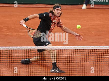 Paris, France. 02nd juin 2023. Stefanos Tsitsipas, de Grèce, joue contre Diego Schartzman, d'Argentine, lors de leur troisième manche à l'Open de tennis français Roland Garros à Paris, en France, vendredi, 2 juin 2023. Photo de Maya Vidon-White/UPI crédit: UPI/Alay Live News Banque D'Images