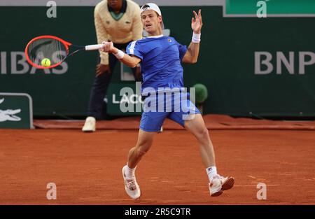 Paris, France. 02nd juin 2023. Diego Schartzman, d'Argentine, joue contre Stefanos Tsitsipas, de Grèce, à l'occasion de leur troisième tour de match à l'Open de tennis français Roland Garros à Paris, en France, vendredi, 2 juin 2023. Photo de Maya Vidon-White/UPI crédit: UPI/Alay Live News Banque D'Images