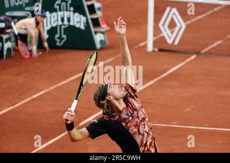 Paris, France. 02nd juin 2023. Stefanos Tsitsipas, de Grèce, joue contre Diego Schartzman, d'Argentine, lors de leur troisième manche à l'Open de tennis français Roland Garros à Paris, en France, vendredi, 2 juin 2023. Photo de Maya Vidon-White/UPI crédit: UPI/Alay Live News Banque D'Images