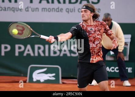 Paris, France. 02nd juin 2023. Stefanos Tsitsipas, de Grèce, joue contre Diego Schartzman, d'Argentine, lors de leur troisième manche à l'Open de tennis français Roland Garros à Paris, en France, vendredi, 2 juin 2023. Photo de Maya Vidon-White/UPI crédit: UPI/Alay Live News Banque D'Images